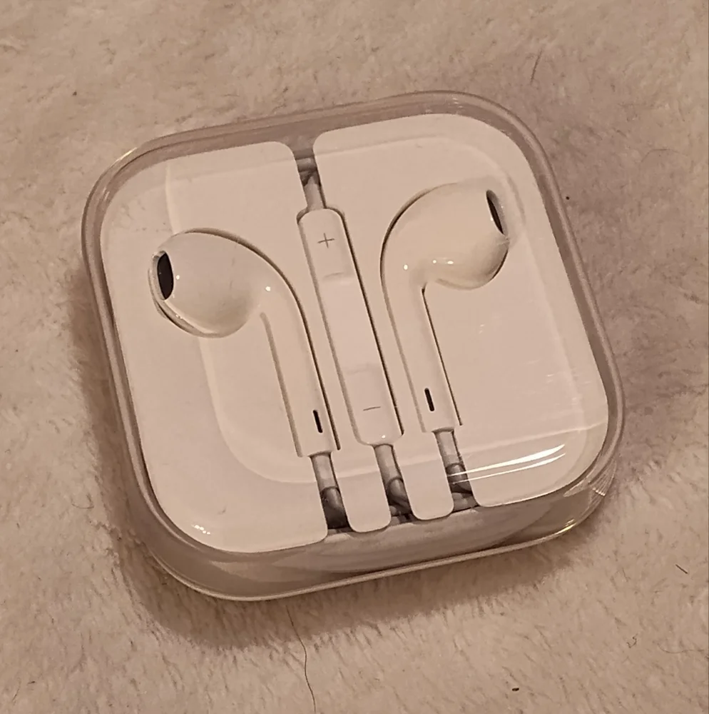 NEW!! APPLE Wired Ear Buds
